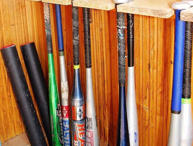 Mit einem Baseball-Schläger in eine LDer Kneipe, um Streit anzufangen ...