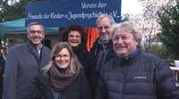 Sie freuen sich auf die nächsten 50 Jahre des Fördervereins: der Vorstand mit Markus Flörchinger (2. Vorsitzender), Karin Sachs (1. Vorsitzende), und Alexander Wingerter (Schriftführer) (hintere Reihe, v.l.) und Verena Briesach (Beisitzerin), Ralf Dreisigacker (Kassenwart), (vorne, v.l.). Foto. Pfalzklinikum. Pressefrei. 