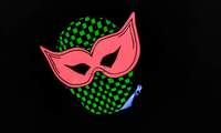 Masken von schwarz-weiß bis neonbunt basteln die Theilnehmer bei einem Workshop in NW. 