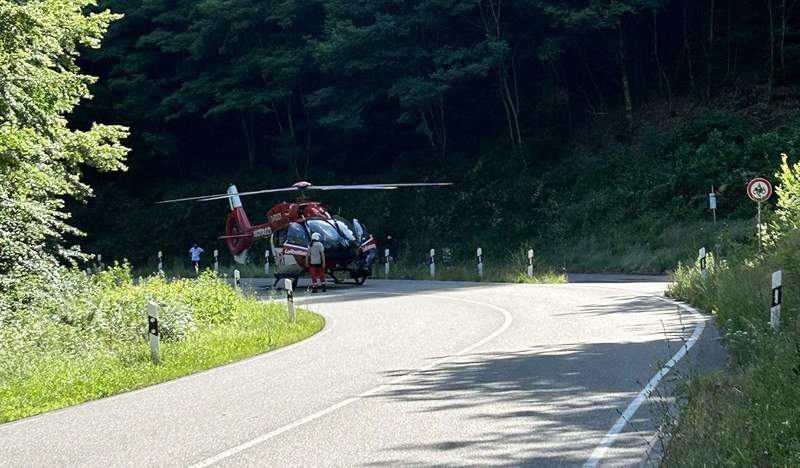 Ein Motorradfahrer ist auf der B 48 aus der Kurve gegen die Leitplanke geflogen. Er wurde per Rettungshubschrauber in ein Krankenhaus gebracht. 