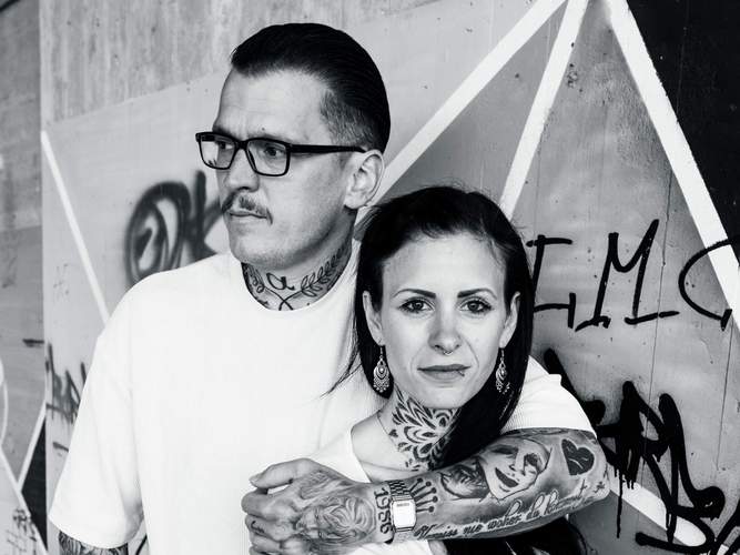 Sind gemeinsam das Team hinter dem Strassenstaub-Projekt. Daniel und Franziska Gebhart. Foto. Ben David Photographie. Pressefrei.