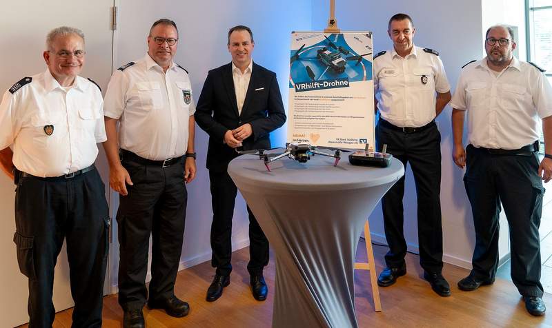 Dr. Marco Kern, Vorstandsvorsitzender der VR-Bank SÜW-Wasgau (Mitte) und die vier Wehrleiter der VGs Annweiler, BZA, Dahn und Herxheim bei der Übergabe der Drohnen in Annweiler. Foto. VR-Bank. Pressefrei.