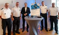 Dr. Marco Kern, Vorstandsvorsitzender der VR-Bank SÜW-Wasgau (Mitte) und die vier Wehrleiter der VGs Annweiler, BZA, Dahn und Herxheim bei der Übergabe der Drohnen in Annweiler. Foto. VR-Bank. Pressefrei.