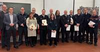Die Feuerwehrleute mit Bürgermeister Christian Burkhart (2.v.l.), dem Ersten Kreisbeigeordneten Georg Kern (links), Ortsbürgermeister Andreas Gerdon (7.v.l.), Wehrleiter Bernd Pietsch (3.v.l.), Wehrführer Markus Schrauder (5.v.l.) und Christophe Antony (rechts). Foto. VG. Annweiler. Frei.