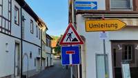 Die Weinbergstraße in BZA ist wegen der Baustelle Alte Druckerei von Süden her als Sackgasse und von Norden her als Einbahnstraße ausgewiesen worden. Grund ist die Verbreiterung des Gerüsts an der Baustelle auf die Straßenfläche hinaus. Foto. rw. 
