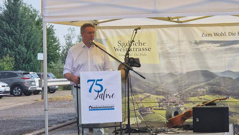 Ministerpräsident Alexander Schweitzer bei seiner Ansprache zu 75 Jahre Wohnbaugenossenschaft BZA. Foto. rw.