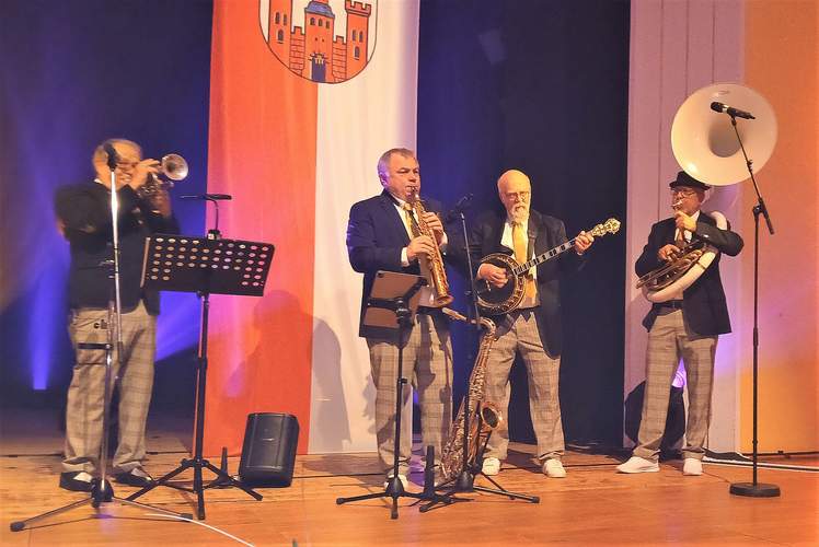 Das „Little Wosnitzas Orchestra" jazzt. | Foto. W. G. Stähle.