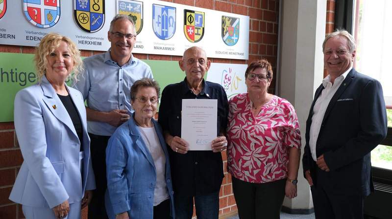 Bei der Feierstunde im Kreishaus von links nach rechts: Annweilers Stadtbürgermeisterin Carmen Winter, Landrat Dietmar Seefeldt, Hannelore Bastian, Horst Bastian, Petra Herbert (Gast) und Werner Kempf, Erster Beigeordneter der VG Annweiler. Foto. KV. SÜW. Frei. 