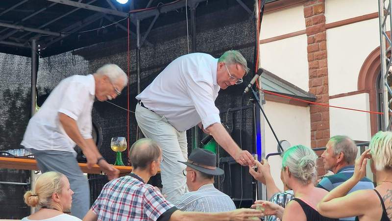Die Menschen standen Schlange für den Freiwein, den FKB-Chef Hans-Erich Klein und MP Alexander Schweitzer gerne austeilten. Foto. rw. 
