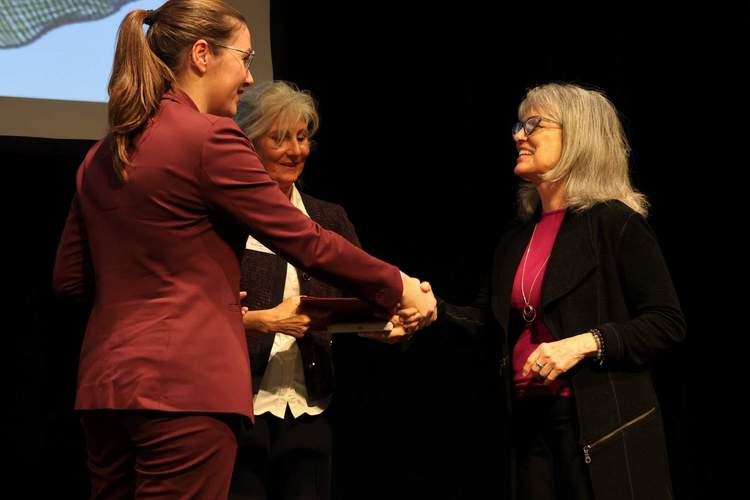 Beigeordnete Lena Dürphold (l.) und die Vorsitzende des Thomas-Nast-Vereins Gudrun Stübinger-Kohls (M.) gratulieren Ann Telnaes zur Auszeichnung mit dem Thomas-Nast-Preis. Foto. Stadt. LD. Frei. 