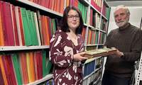 Wechsel im Archiv in der VG Edenkoben. Dr. Andreas Imhoff aus BZA, seines Zeichens Kreisarchivar und Hüter der Archive mehrerer SÜW-VGs hat Edenkoben an Athena Orso aus Hainfeld übergeben. Foto. VG. Edenkoben. Frei. 