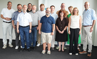 Das Foto zeigt die Teilnehmer des Info-Meetings zur Reaktivierung der Bahnstrecke zwischen LD und GER bei der Kreisverwaltung GER in Rülzheim. Von links. SÜW-Landrat Dietmar Seefeldt, Simon Wingerter (Bürgermeister der VG Offenbach), Marco Stoll, Vertragsmanager Bus beim Zweckverband Schienenpersonennahverkehr RLP Süd (ZÖPNV Süd), Martin Hammer (Ortsbürgermeister Essingen), Hannes Kirsch (Ortsbürgermeister Lustadt), Bernward Heinemann (Bereichsleiter Süd-West bei der STE Management GmbH und externer Experte für Bahnprojektplanung), Timo Freund (Beigeordneter der Ortsgemeinde Lingenfeld), Michael Heilmann, ZÖPNV Süd-Verbandsdirektor, Elke Thomas (Ortsbürgermeisterin Bornheim), dahinter Marcus Schaile (Bürgermeister der Stadt GER), Susanne Grabau (Ortsbürgermeisterin Westheim), Susanne Lechner (Ortsbürgermeisterin Zeiskam), Martin Brandl, Landrat für den Kreis Germersheim. Foto. KV. GER. Frei. 