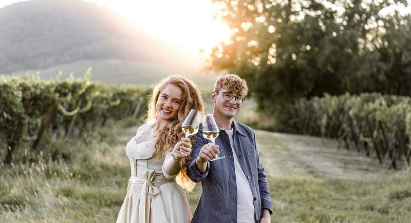 Die derzeitigen Weinhoheiten der SÜW Klaudia Göpel und Johannes Keller. Erstmals waren es keine zwei Prinzessinnen, sondern eine Prinzessin und ein und ein männliches Pendent. Foto. Verein SÜW. Pressefrei. 