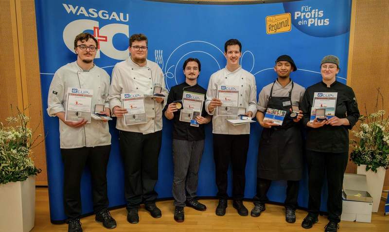 Die Gewinner im Bereich Küche. Von links. Leon Kunz (3. Platz), Robin Ross (2. Platz), Markos Loutsas (1. Platz), Jan-Philipp Mohrmann (1. Platz), Hellon Latimer Andriamiharivola (2. Platz), Emma Eck (3. Platz). Foto. WASGAU AG. Pressefrei. 