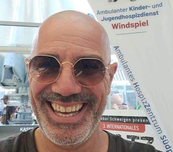 Hat sich beim Glatzentreffen in seiner Schirmbar selbst das Haupthaar scheren lassen. De Pfeffers Bernd. Foto. Pfeffer. Frei. 