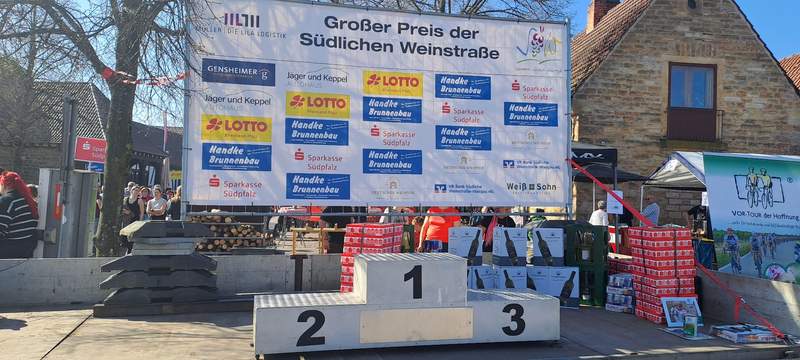 Give-Aways für die Radsportler beim Großen Preis der SÜW am heutigen Samstag am Weintor in Schweigen. Wein, der Namensgeber für den Landkreis. Und Süßes (Schokoküsse) für den süß/dlichen Flair des Landstriches. 