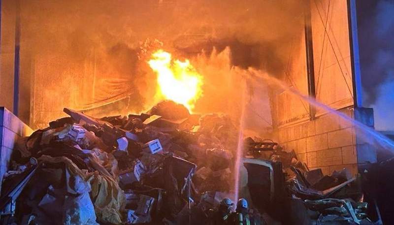 Brand auf einem Mülllager-Platz in Edenkoben.