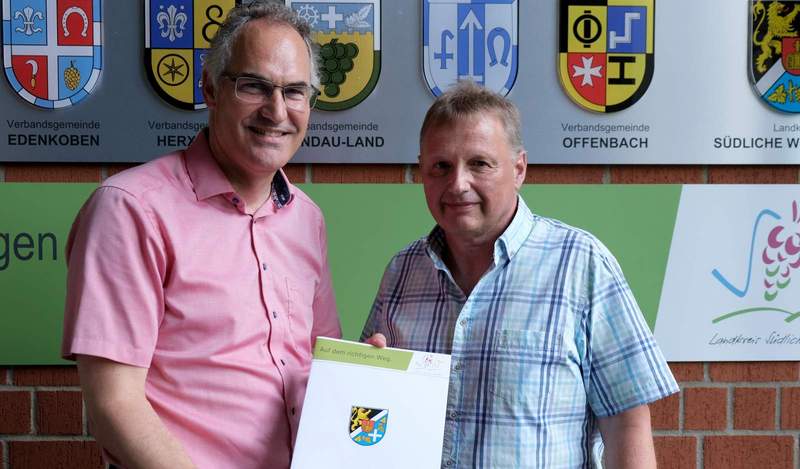 Ralf Stolz (rechts) wurde von Landrat Dietmar Seefeldt in den Ruhestand verabschiedet. Foto. KV. SÜW. Frei. 