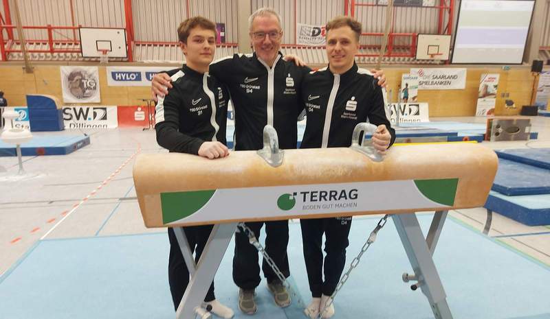 Oskar Dietz (links) und David Jäger (rechts) freuen sich mit TV-BZA-Turn-Abteilungsleiter Hermann Jäger. Am 6. Dezember geht mit der TSG Grünstadt im Wettkampf gegen Oberhausen/Ruhr um den Aufstieg in die Bundesliga. „Das gab es noch nie“, strahlt Trainer Hermann Jäger stolz. Drücken wir mal die Daumen. Foto. TV BZA. Frei. 