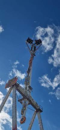 Ein Erlebnis. 65 Meter kopfüber über dem Boden. Fahrgeschäft auf dem Dürkheimer Wurstmarkt. Foto. sp.
