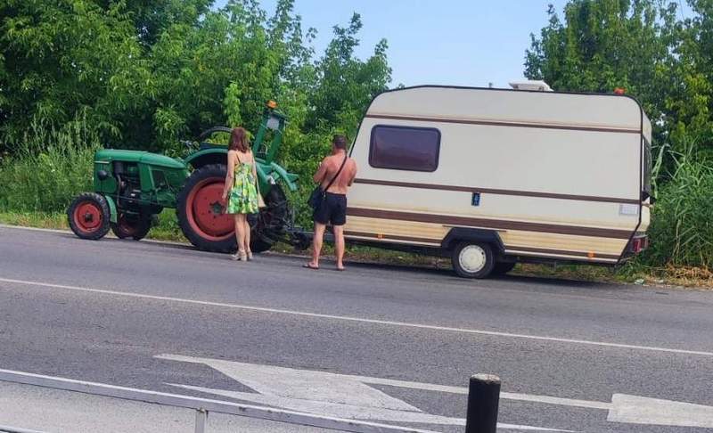 Gastfreundschaft 1. Neugierige am Straßenrand als Birgit und Albert Getto Kaffee-Pause machen. Das neugierige Paar schenkt den beiden Südpfälzern anschließend ein Glas selbst produzierten Honig. Foto. Getto. 