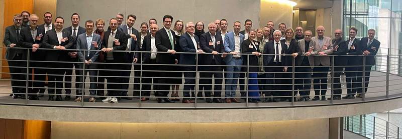PS und NW sind Teil des bundesweiten Aktionsbündnisses „Für die Würde unserer Städte“. Der PSer Bürgermeister Michael Maas (rechts) war Teil einer Delegation, die im Kanzleramt und im Bundestag erneut um finanzielle Soforthilfe warb. Ganz links steht der NWer OB Marc Weigel. Foto. Aktionsbündnis Für die Würde unserer Städte. Pressefrei. 