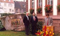 1985 feierten PS und Poissy das 20-jährige Bestehen der Städtepartnerschaft. Das Bild zeigt die damaligen Verwaltungschefs Karl Rheinwalt (links) und Jacques Masdeu-Arus bei der Einweihung des Gedenksteins vor dem PSer Rathaus. Foto. Sammlung Stadtarchiv. Pressefrei.