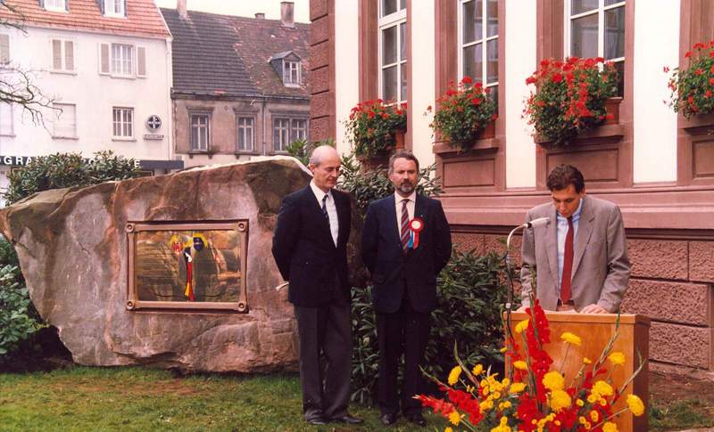 1985 feierten PS und Poissy das 20-jährige Bestehen der Städtepartnerschaft. Das Bild zeigt die damaligen Verwaltungschefs Karl Rheinwalt (links) und Jacques Masdeu-Arus bei der Einweihung des Gedenksteins vor dem PSer Rathaus. Foto. Sammlung Stadtarchiv. Pressefrei.