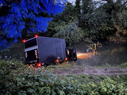 15.05.2026 - Mit Lkw. In den Altrhein.