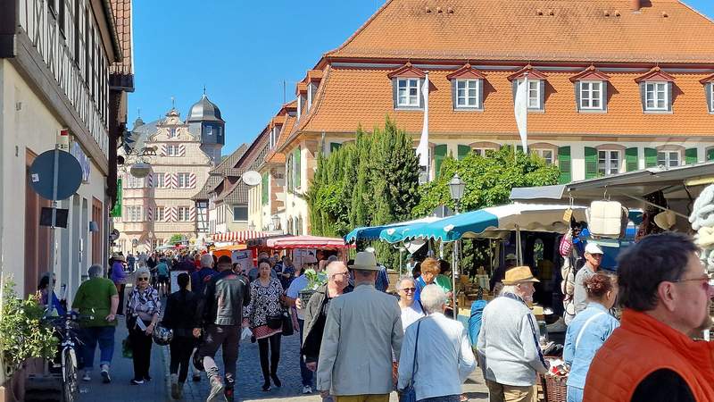 Gegen 11 Uhr zur offiziellen Eröffnung war der Bauernmarkt in BZA rund ums Schloss am heutigen Sonntag schon sehr gut besucht. 