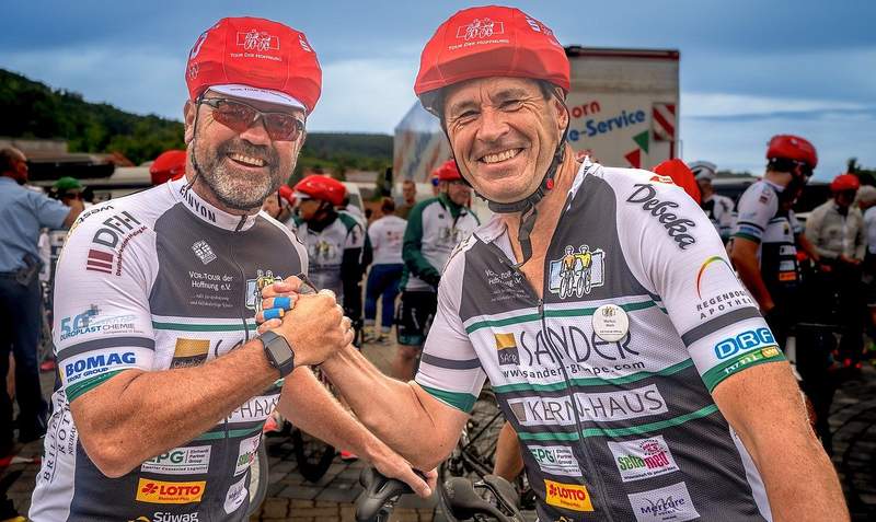 Bundesliga-Schiedsrichter Markus Merk (KL, rechts) und Box-Legende Sven Ottke beim Treten in die Pedale für Spenden-Gelder für krebskranke Kinder. Bei der diesjährigen Aktion wird Ottke allerdings nicht dabei sein. Foto. Rolf-Epple-Stiftung. Frei. 