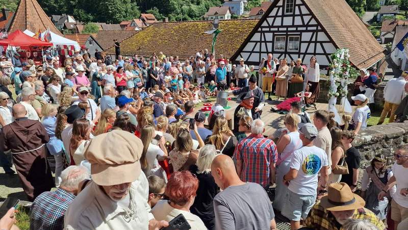 Der Vorplatz der Kirche war brechend voll mit Besuchern des Stationentheaters. Foto. rw. 