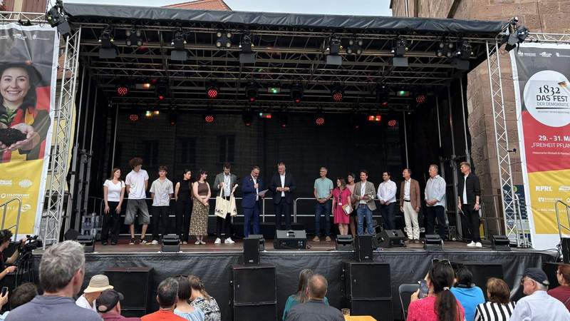 Schüler NWer Gymnasien wurden mit dem MINT- und Demokratie-Preis ausgezeichnet.