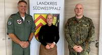 Verbindungsoffizier Oberst Michael Trautermann beim Antrittsbesuch bei SWP-Landrätin Susanne Ganster. Rechts Oberstleutnant Bergström. Foto. KV. SWP. Frei. 
