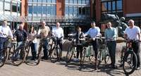 Werben gemeinsam für das Stadtradeln 2025, von links. Daniel Salm (Bürgermeister der VG Edenkoben), Werner Schreiner (Kreisbeigeordneter), Gabriele Flach (Bürgermeisterin der VG Maikammer), Georg Kern (Erster Kreisbeigeordneter), Landrat Dietmar Seefeldt, Kathrin Flory (Bürgermeisterin der VG BZA), Torsten Blank (Bürgermeister der VG LD-Land), Christian Burkhart (Bürgermeister der VG Annweiler) und Christian Sommer (Bürgermeister der VG Herxheim). Foto. KV. SÜW. Pressefrei.