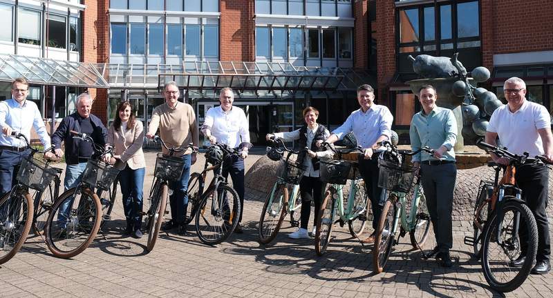 Werben gemeinsam für das Stadtradeln 2025, von links. Daniel Salm (Bürgermeister der VG Edenkoben), Werner Schreiner (Kreisbeigeordneter), Gabriele Flach (Bürgermeisterin der VG Maikammer), Georg Kern (Erster Kreisbeigeordneter), Landrat Dietmar Seefeldt, Kathrin Flory (Bürgermeisterin der VG BZA), Torsten Blank (Bürgermeister der VG LD-Land), Christian Burkhart (Bürgermeister der VG Annweiler) und Christian Sommer (Bürgermeister der VG Herxheim). Foto. KV. SÜW. Pressefrei.