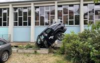 Statt auf einer eingezeichneten Stellfläche ist eine Seniorin im Füllschacht für Holzhackschnitzel am OHG in LD gelandet.