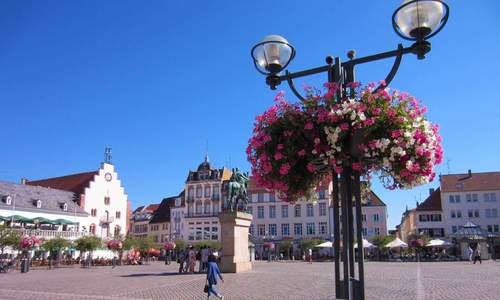 17.10.2026 - Ein bisschen glatter. Stadt startet Pflaster-Test auf Rathausplatz.