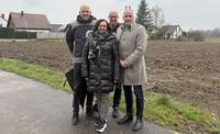 Auf diesem Acker soll die neue Rettungswache entstehen. Von links Landrat Martin Brandl, Iris Fleisch, Bürgermeisterin VG Hagenbach, Christian Hutter, Stadtbürgermeister Hagenbach, und Jürgen See, Geschäftsführer DRK SWP. Foto. KV. GER. Frei.
