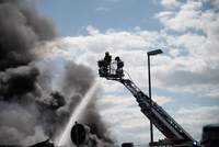Die Feuerwehr im Einsatz in Lustadt beim Brand eines Recycling-Unternehmens. Bis 3 Uhr heute früh im Einsatz.