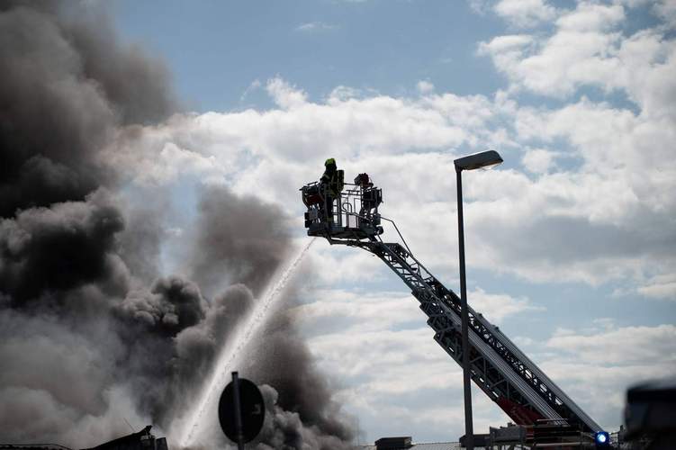 Die Feuerwehr im Löscheinsatz in Lustadt. 