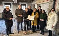 Von links. Architekt Uwe Knauth, Landrat Dietmar Seefeldt, Geschäftsführer Johannes Fritz, OB Dominik Geißler, Finanz- und Bauministerin Doris Ahnen, MdL Florian Maier, Abgeordnete Dr. Lea Heidbreder und ISB-Vorstandsmitglied Baumbach. Foto. ISB. Frei.
