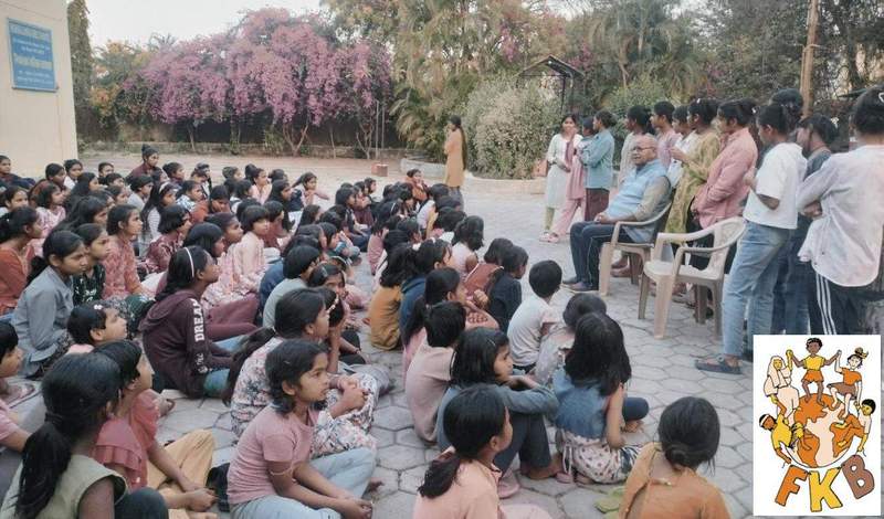 Der betagte Pater Franklin (hier sitzend, in der hellblauen Weste) wirkt noch immer bei den von ihm vor Jahrzehnten angestoßenen Hilfsprojekten. Hier für Mädchen/junge Frauen in Indien in der Berufsausbildung. 