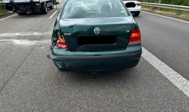 Der VW wurde von einem auffahrenden Pkw auf der A 65 bei LD auf einen voraus stehenden Lkw geschoben. 