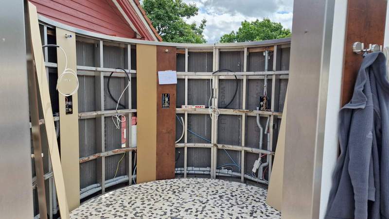 Auch die Außendusche in der Sauna-Landschaft wird runderneuert.