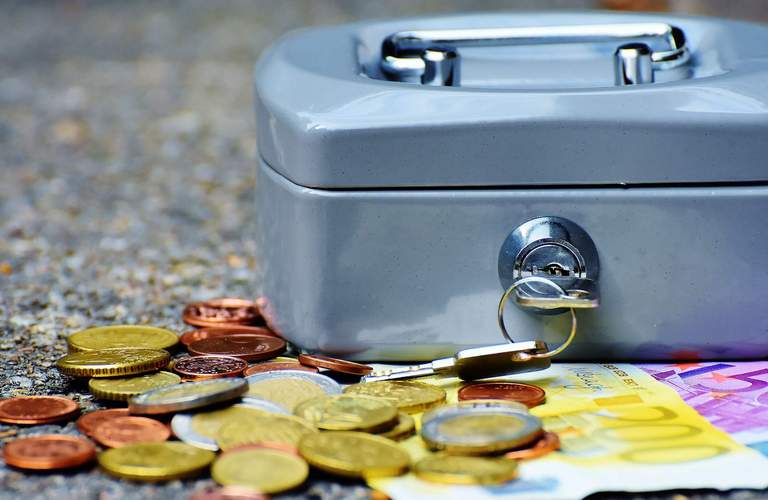 In SP haben zwei Täter eine Mitarbeiterin eines Geschäftes abgelenkt, ein Dritter hat in der Zeit in die Kasse gegriffen. 