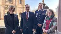 OB Stefanie Seiler, Bundesminister der Verteidigung Boris Pistorius, Oberst Michael Trautermann, Landeskommado RLP; Beigeordnete Irmgard Münch-Weinmann. Foto. Stadt. SP. Frei. 