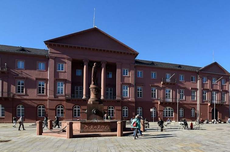 Auch im KAer Rathaus drückt die Schuldenlast. Es wird heiß gerechnet. Um Millionen-Einsparungen.