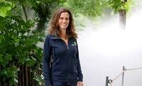Architektin Anja Wurm steht mitten im Nebel des Farngartens. Foto. Zoo KA. Timo Deible. Pressefrei.