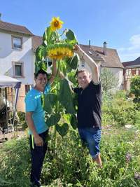 Sonne tanken. De Peter unn de Robert in erm Gaade in BZA am Rande der Altstadt. Auf den Auslöser gedrückt hat Simone. Danke schön dafür. Foto. Gartengemeinschaft. 